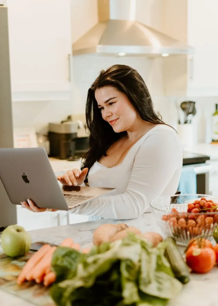 Online coaching workspace with meal notes on screen